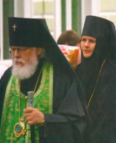 Архиепископ Тверской и Кашинский Виктор и настоятельница обители игуменья Варвара.