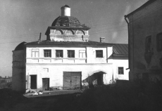 Покровская надвратная церковь, приспособ­ленная под жилье. Фотография 1950-х гг.