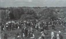Паломники идут в Кашин мимо Николаевского Клобукова монастыря. 12 июня 1909 года. Фото В. А. Колотильщикова.