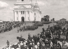 Парад 11 июня 1909 года у Воскресенского собора. Фото В. А. Колотильщикова.