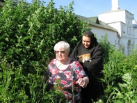 С матушкой Варварой в поисках места для будущего сада (июль 2009 г.)